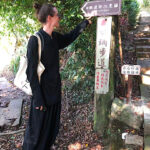 Andrey points the way to the Taipei Qin Hall, located in Yangmingshan National Park (陽明山國家公園).